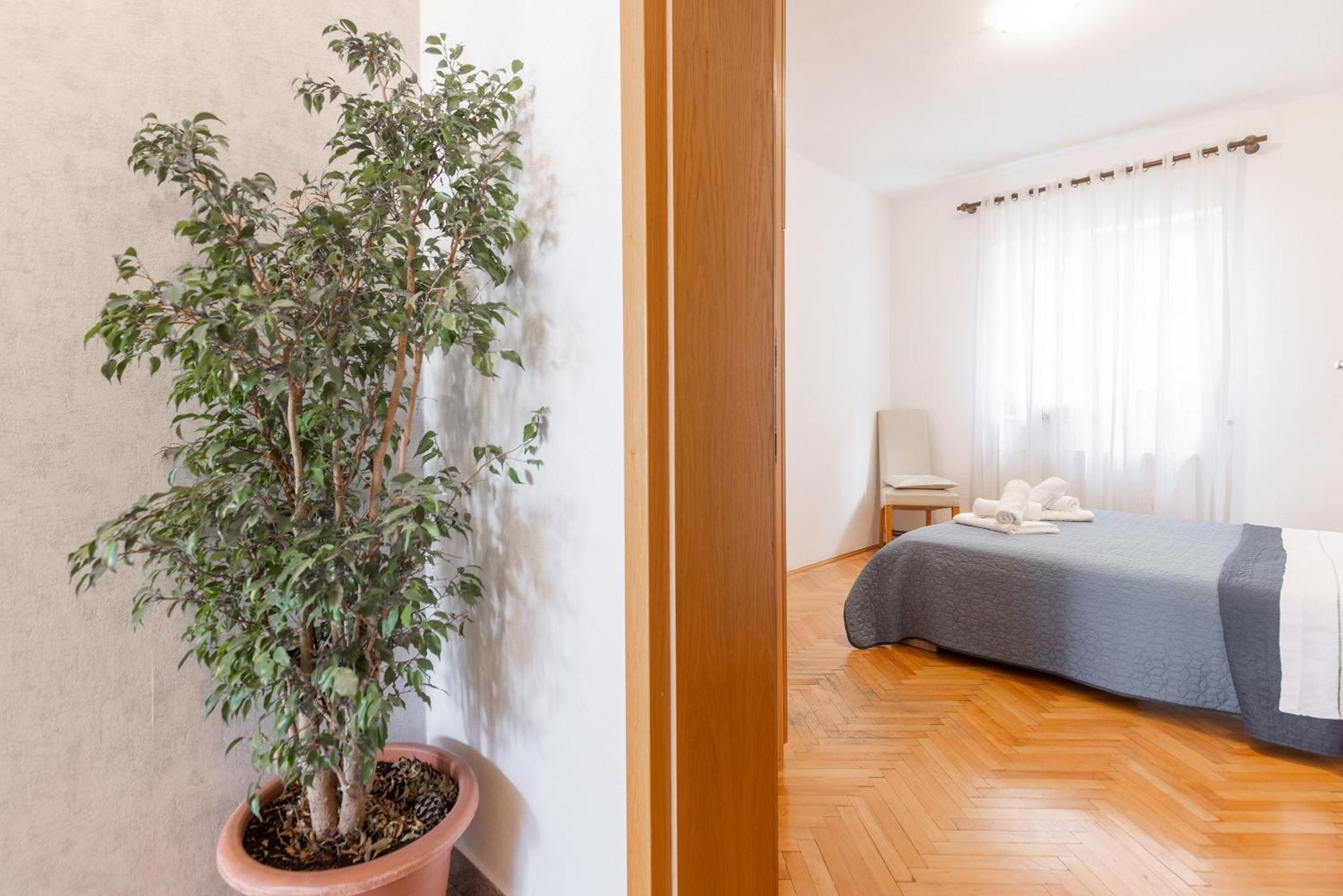 Apartman Nora Omis Exterior photo